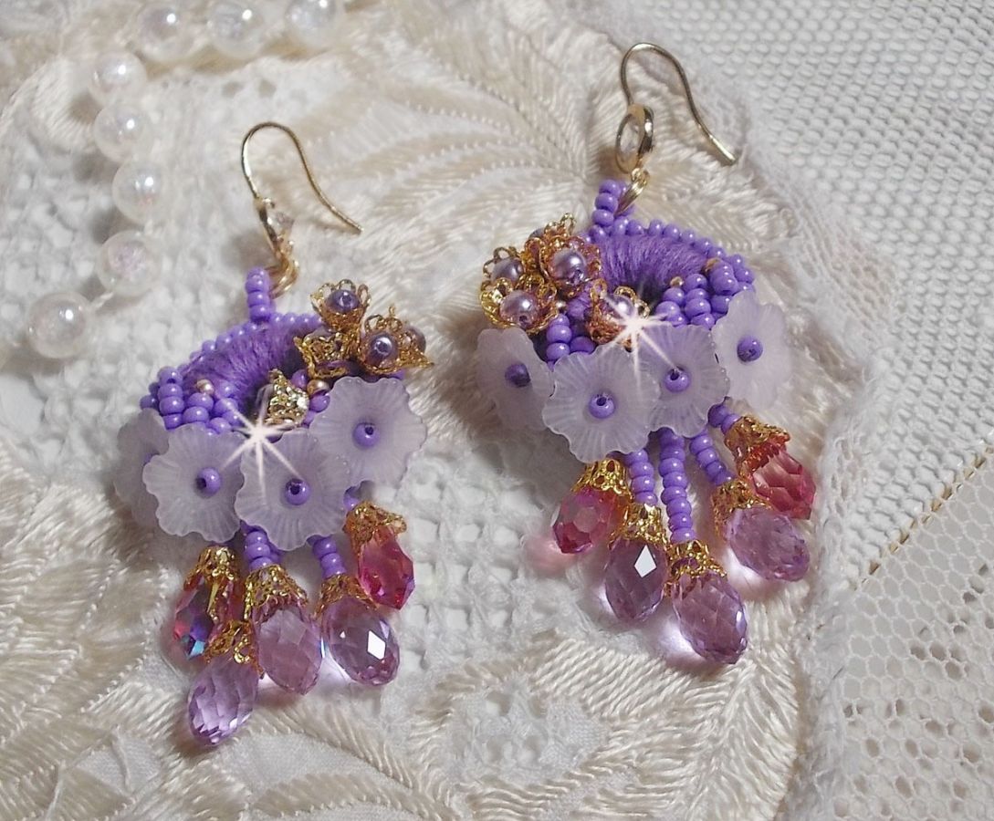 BO Laureline bordada com cristais Swarovski, algodão roxo DMC, flores Lucite e missangas de sementes