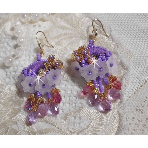 BO Laureline bordada com cristais Swarovski, algod&atilde;o roxo DMC, flores Lucite e missangas de sementes