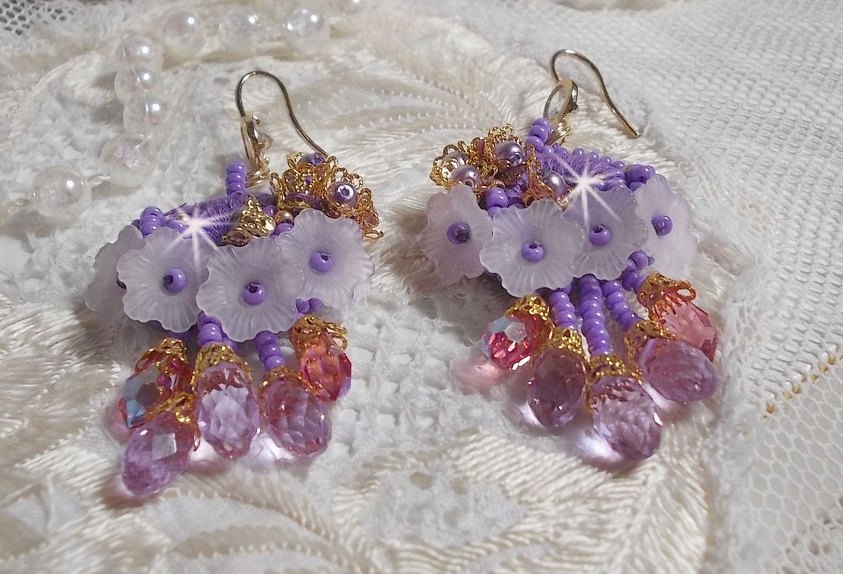 BO Laureline bordada com cristais Swarovski, algodão roxo DMC, flores Lucite e missangas de sementes