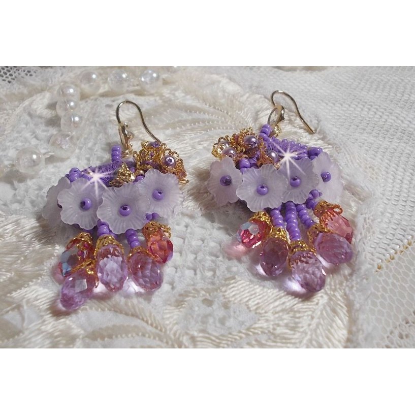 BO Laureline bordada com cristais Swarovski, algodão roxo DMC, flores Lucite e missangas de sementes