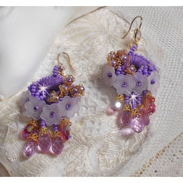 BO Laureline bordada com cristais Swarovski, algod&atilde;o roxo DMC, flores Lucite e missangas de sementes