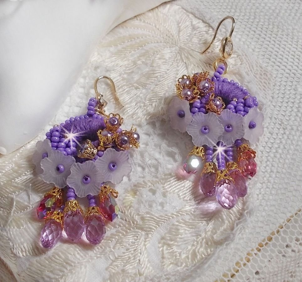 BO Laureline bordada com cristais Swarovski, algodão roxo DMC, flores Lucite e missangas de sementes