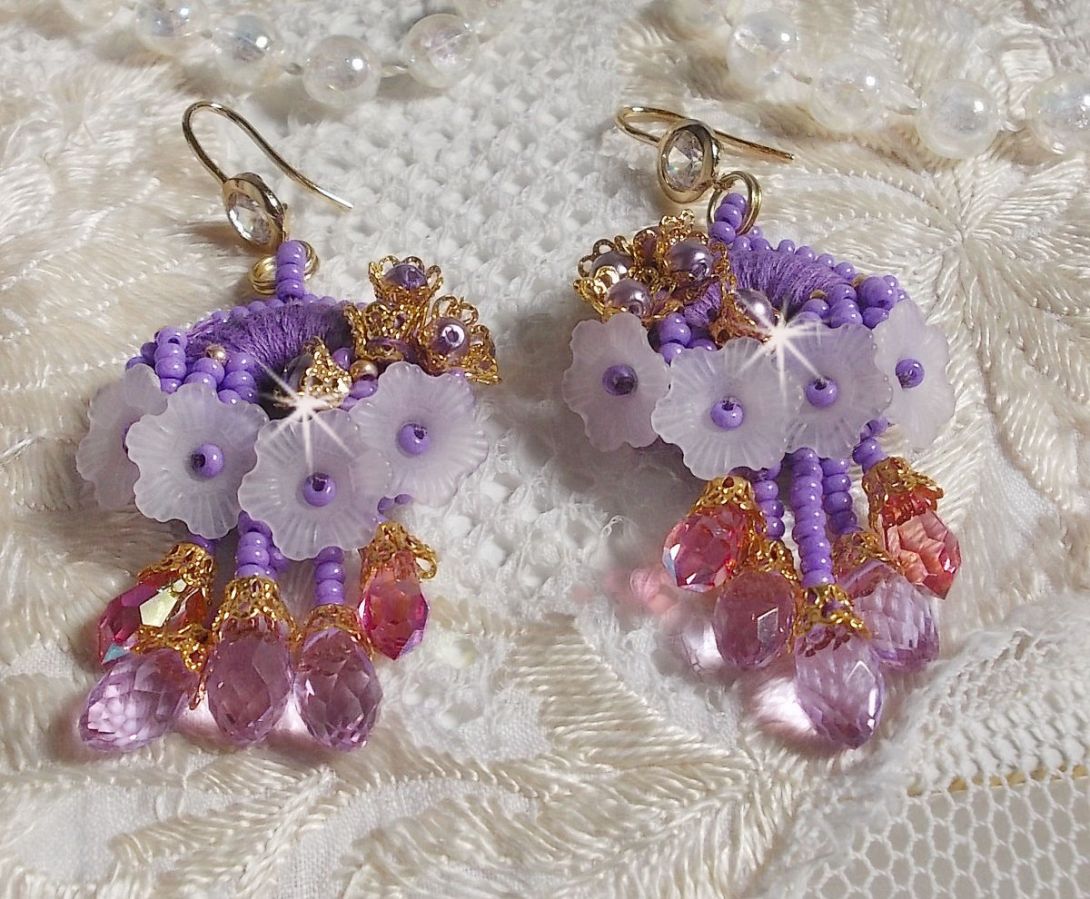 BO Laureline bordada com cristais Swarovski, algodão roxo DMC, flores Lucite e missangas de sementes