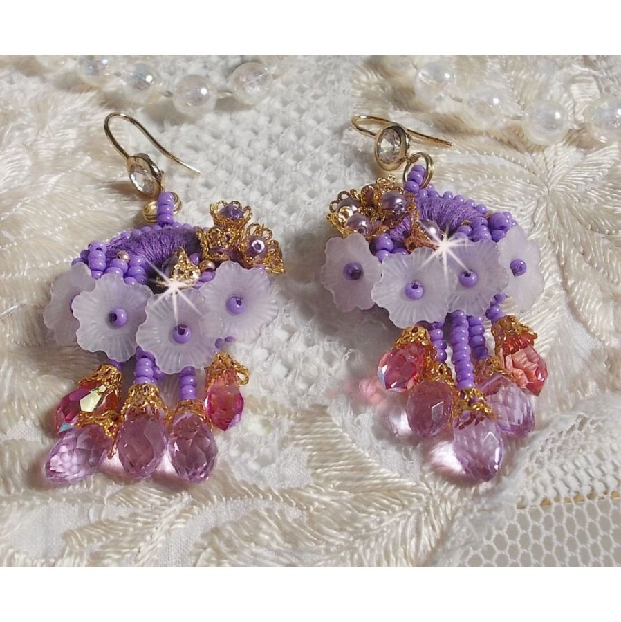 BO Laureline bordada com cristais Swarovski, algodão roxo DMC, flores Lucite e missangas de sementes