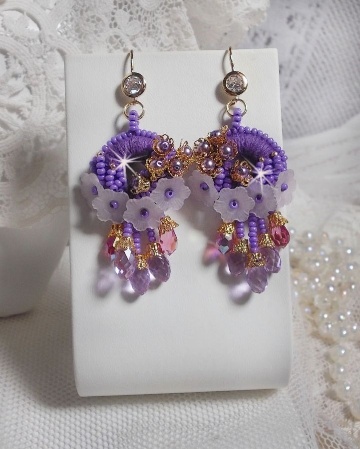 BO Laureline bordada com cristais Swarovski, algodão roxo DMC, flores Lucite e missangas de sementes