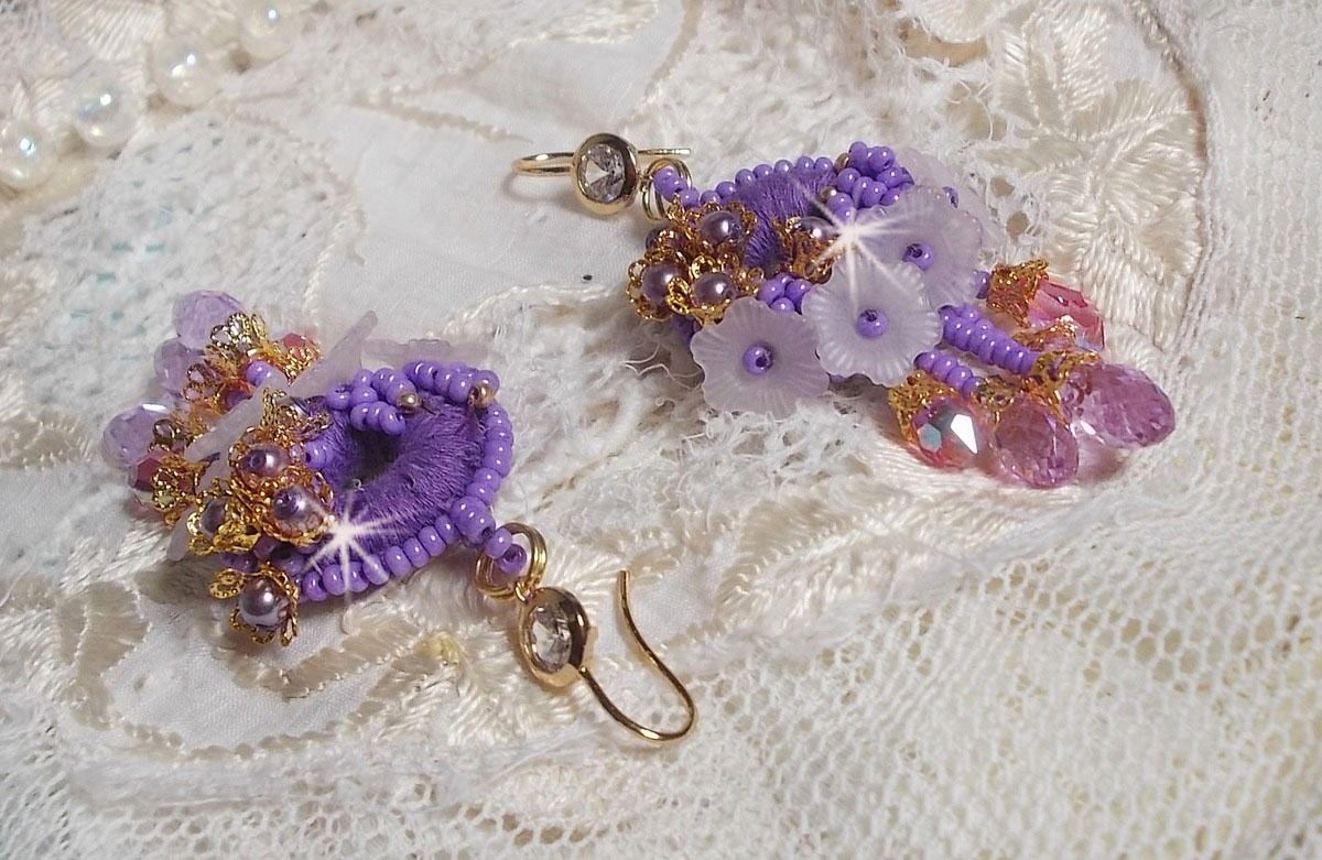 BO Laureline bordada com cristais Swarovski, algodão roxo DMC, flores Lucite e missangas de sementes