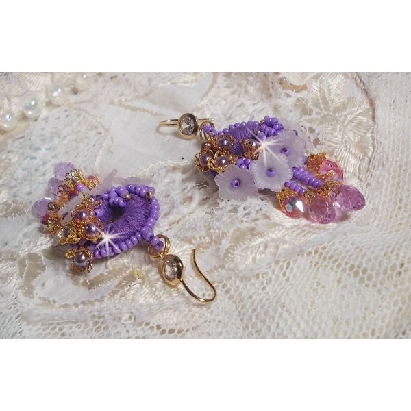 BO Laureline bordada com cristais Swarovski, algodão roxo DMC, flores Lucite e missangas de sementes