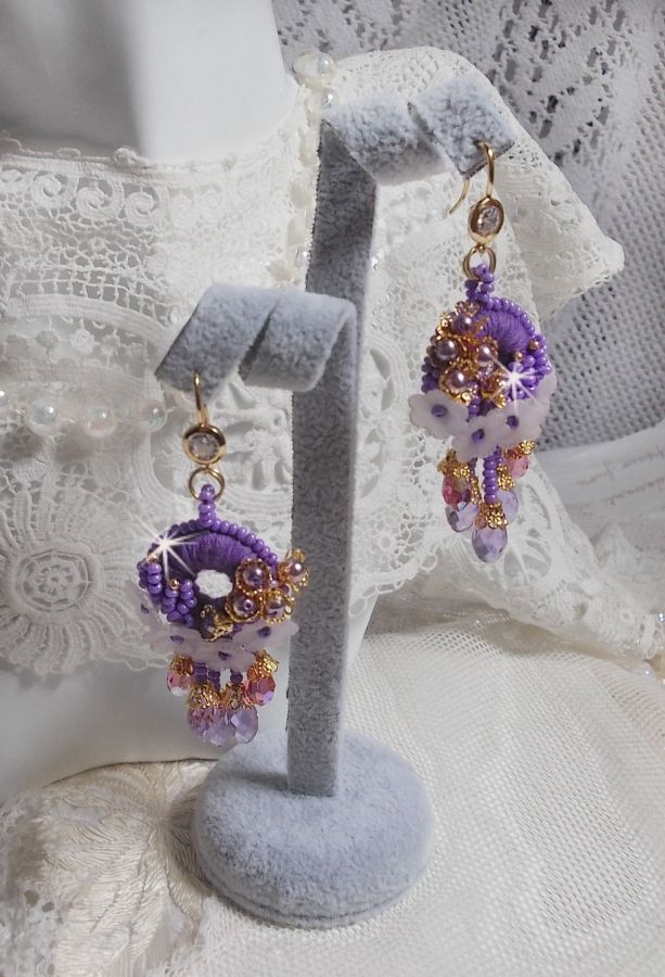 BO Laureline bordada com cristais Swarovski, algodão roxo DMC, flores Lucite e missangas de sementes