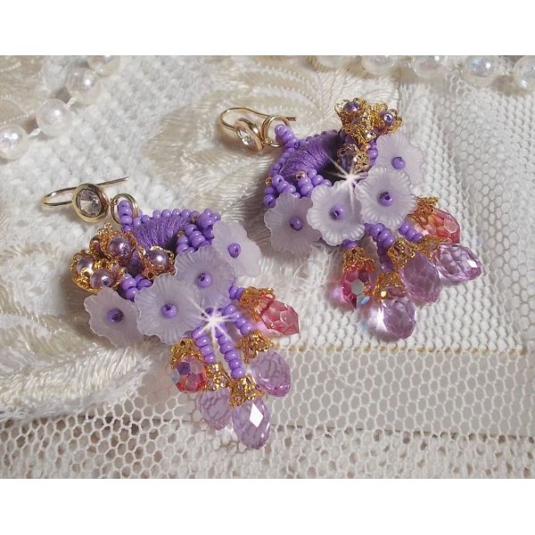 BO Laureline bordada com cristais Swarovski, algod&atilde;o roxo DMC, flores Lucite e missangas de sementes