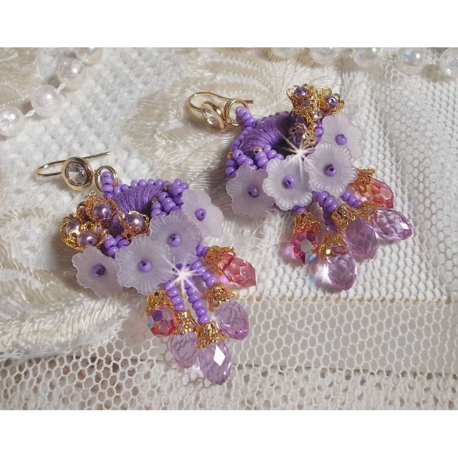 BO Laureline bordada com cristais Swarovski, algodão roxo DMC, flores Lucite e missangas de sementes