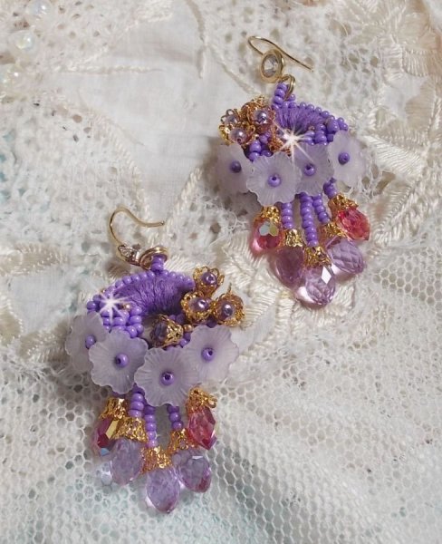 BO Laureline bordada com cristais Swarovski, algod&atilde;o roxo DMC, flores Lucite e missangas de sementes