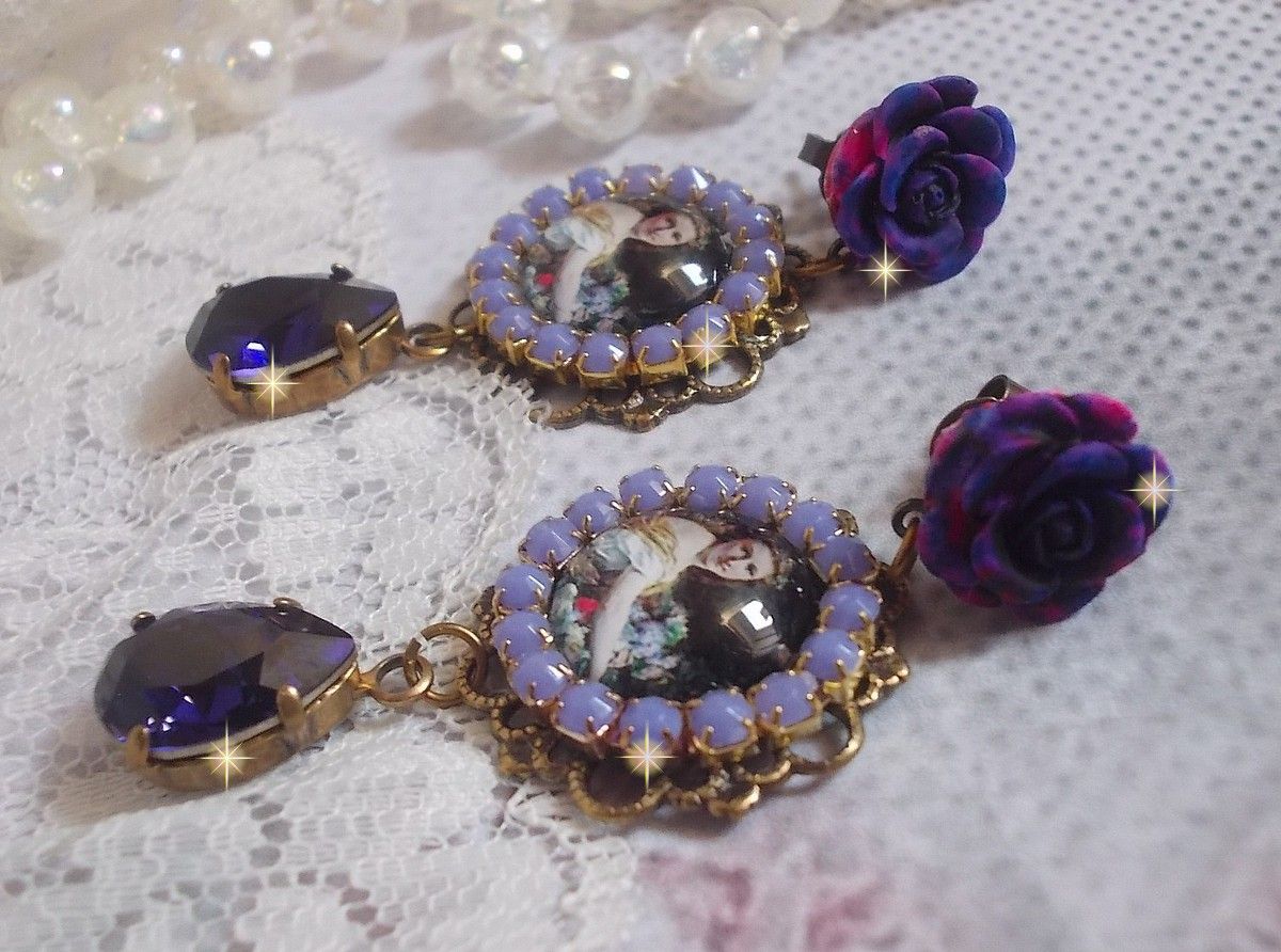 BO La Lavendière criado com cabochões de lupa, cristais PureCrystal, cabochões de resina, banhados a ouro e acessórios de latão de bronze