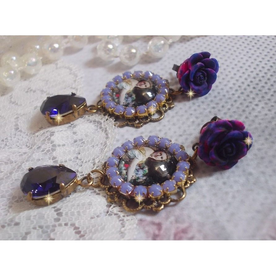 BO La Lavendière criado com cabochões de lupa, cristais PureCrystal, cabochões de resina, banhados a ouro e acessórios de latão de bronze