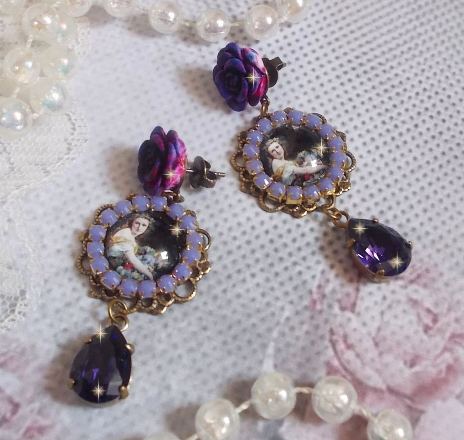 BO La Lavendière criado com cabochões de lupa, cristais PureCrystal, cabochões de resina, banhados a ouro e acessórios de latão de bronze