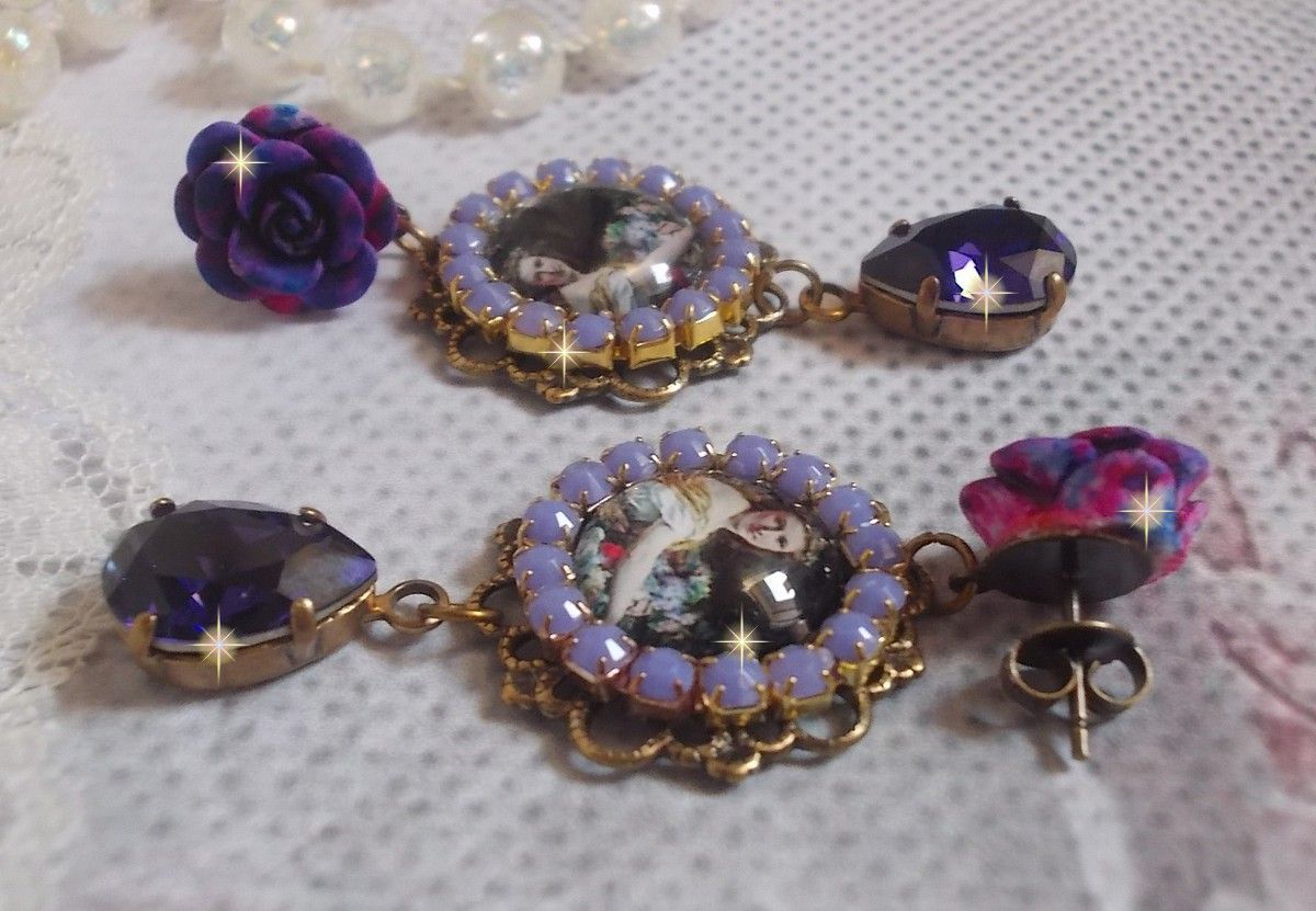 BO La Lavendière criado com cabochões de lupa, cristais PureCrystal, cabochões de resina, banhados a ouro e acessórios de latão de bronze