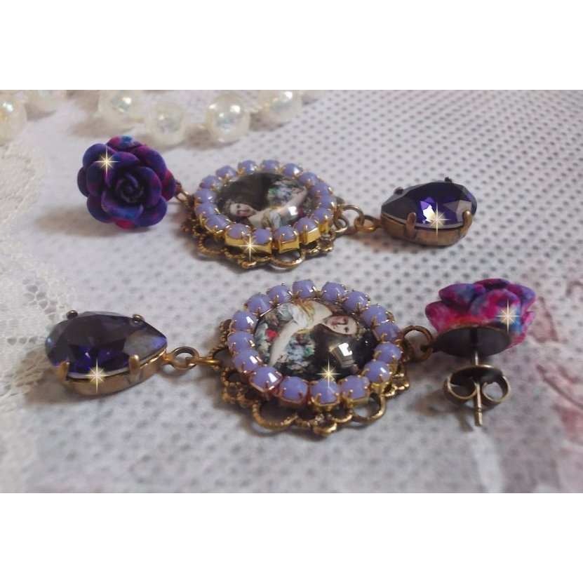 BO La Lavendière criado com cabochões de lupa, cristais PureCrystal, cabochões de resina, banhados a ouro e acessórios de latão de bronze