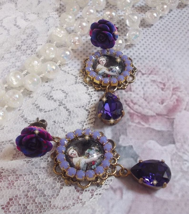 BO La Lavendière criado com cabochões de lupa, cristais PureCrystal, cabochões de resina, banhados a ouro e acessórios de latão de bronze