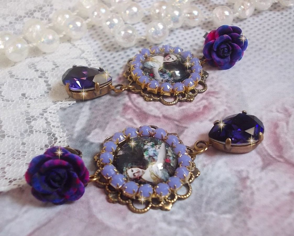 BO La Lavendière criado com cabochões de lupa, cristais PureCrystal, cabochões de resina, banhados a ouro e acessórios de latão de bronze