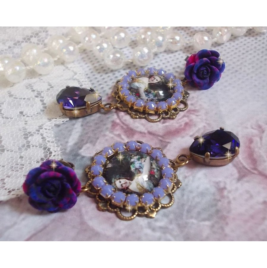 BO La Lavendière criado com cabochões de lupa, cristais PureCrystal, cabochões de resina, banhados a ouro e acessórios de latão de bronze
