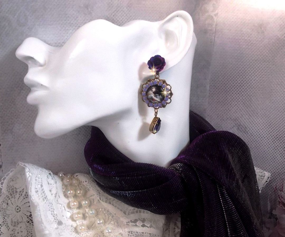 BO La Lavendière criado com cabochões de lupa, cristais PureCrystal, cabochões de resina, banhados a ouro e acessórios de latão de bronze
