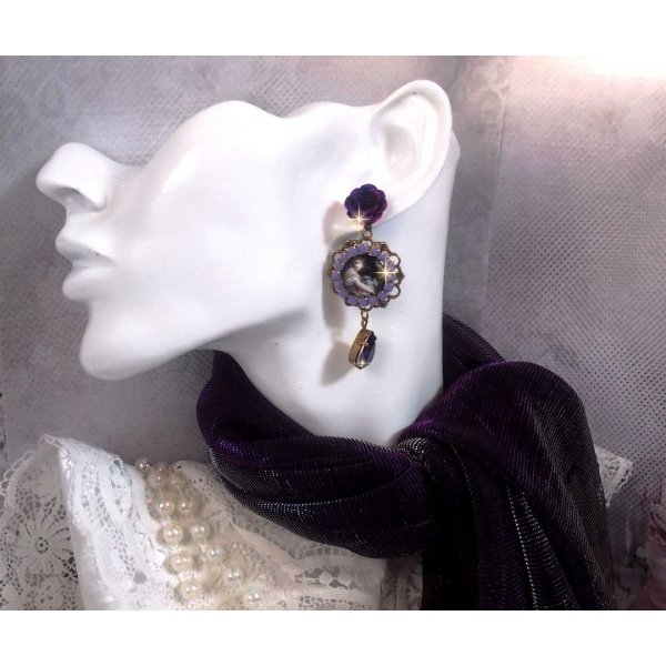 BO La Lavendi&egrave;re criado com caboch&otilde;es de lupa, cristais PureCrystal, caboch&otilde;es de resina, banhados a ouro e acess&oacute;rios de lat&atilde;o de bronze