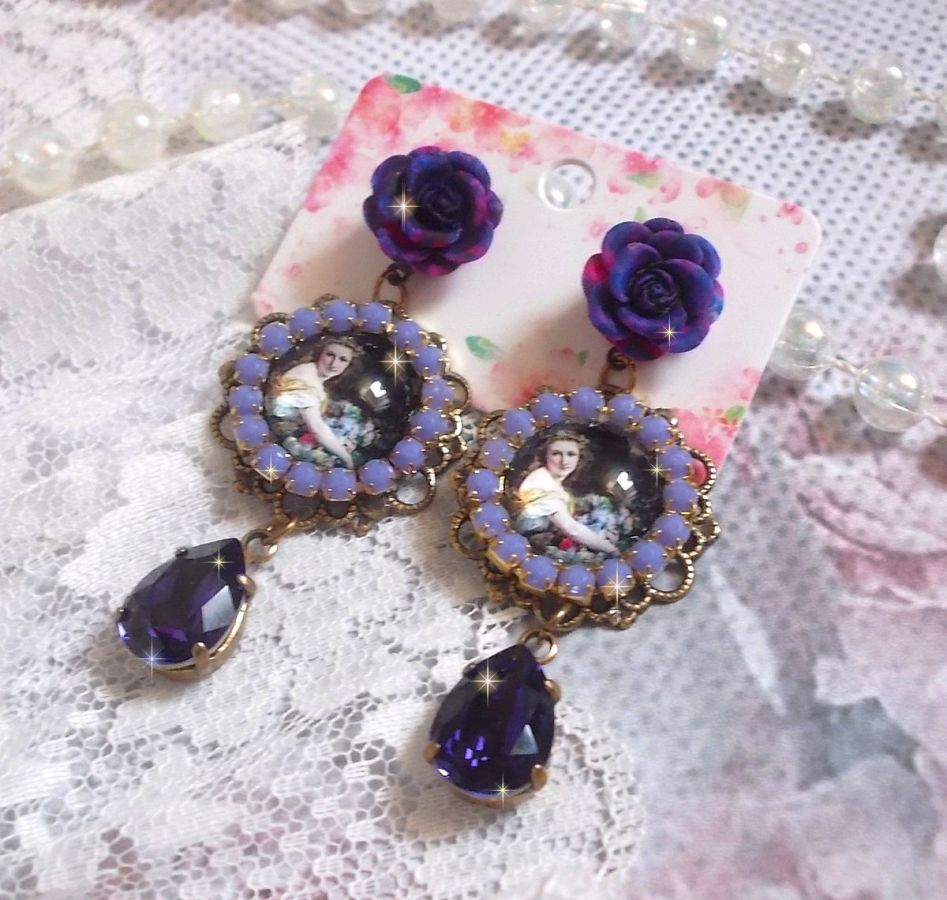 BO La Lavendière criado com cabochões de lupa, cristais PureCrystal, cabochões de resina, banhados a ouro e acessórios de latão de bronze