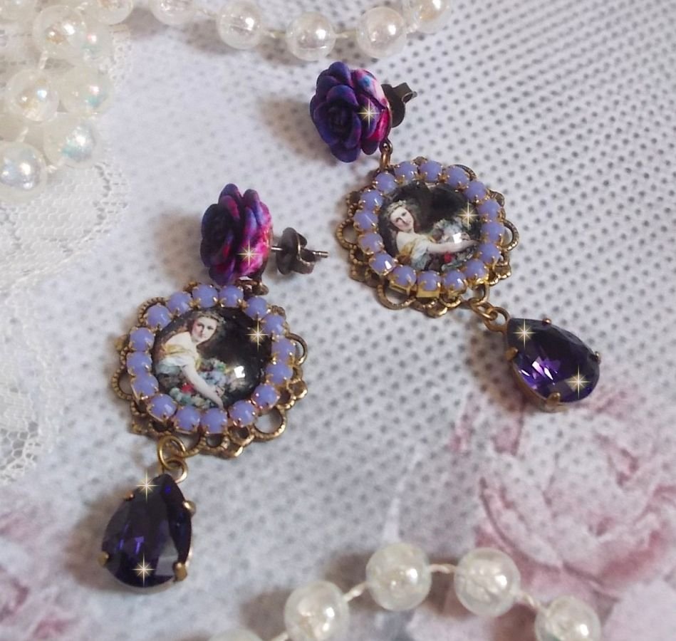 BO La Lavendière criado com cabochões de lupa, cristais PureCrystal, cabochões de resina, banhados a ouro e acessórios de latão de bronze