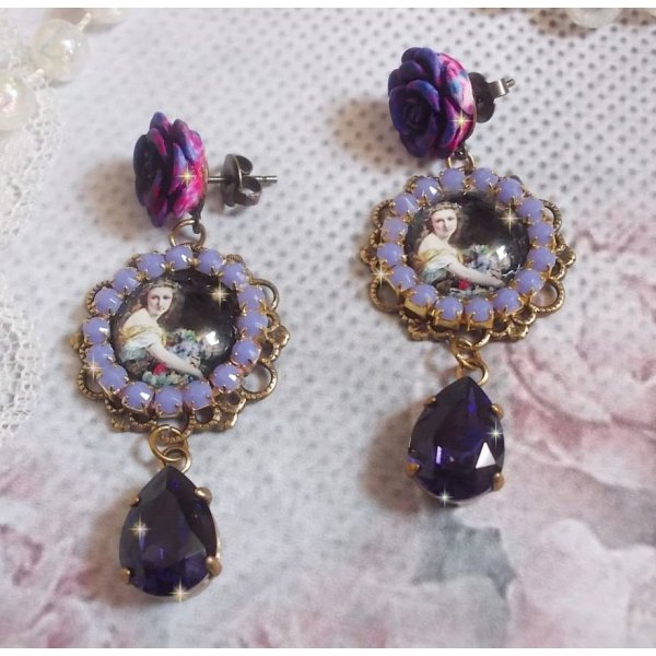 BO La Lavendi&egrave;re criado com caboch&otilde;es de lupa, cristais PureCrystal, caboch&otilde;es de resina, banhados a ouro e acess&oacute;rios de lat&atilde;o de bronze