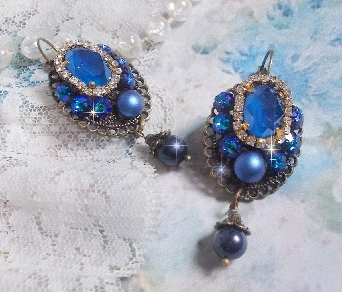 BO Leila criada com cabochons de cristal Royal Blue Swarovski, contas de pérolas redondas, corrente de rhinestone, flores de cristal e vários acessórios 