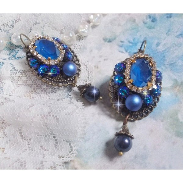 BO Leila criada com cabochons de cristal Royal Blue Swarovski, contas de p&eacute;rolas redondas, corrente de rhinestone, flores de cristal e v&aacute;rios acess&oacute;rios 