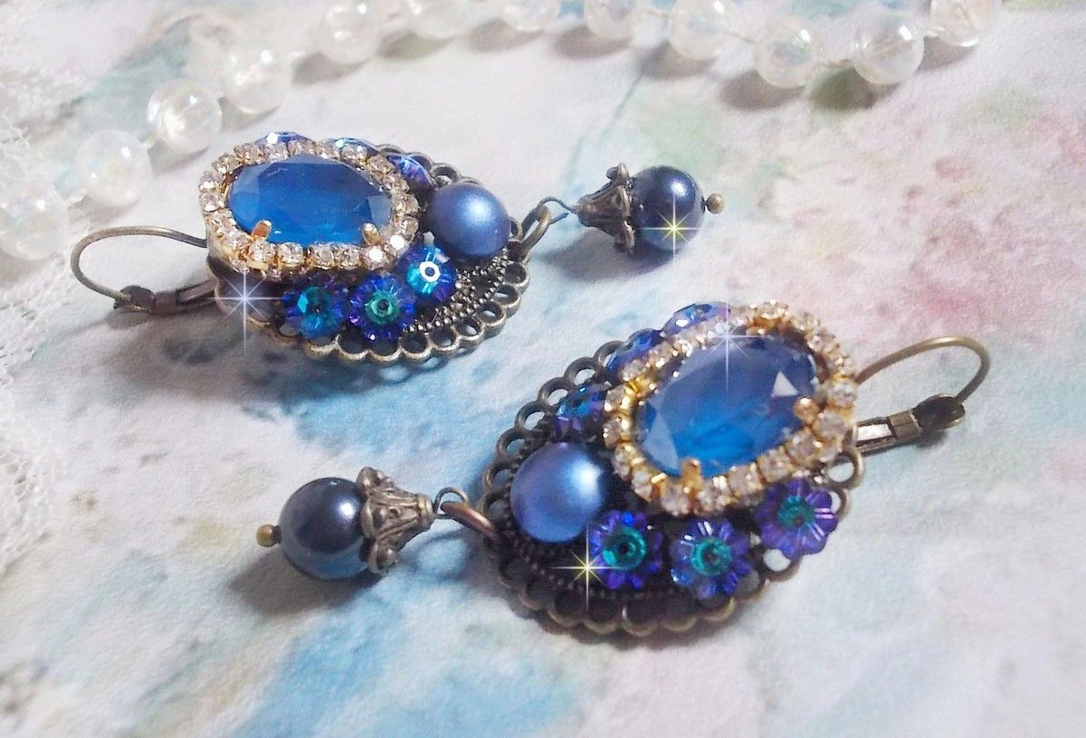 BO Leila criada com cabochons de cristal Royal Blue Swarovski, contas de pérolas redondas, corrente de rhinestone, flores de cristal e vários acessórios 