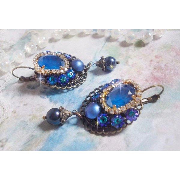 BO Leila criada com cabochons de cristal Royal Blue Swarovski, contas de p&eacute;rolas redondas, corrente de rhinestone, flores de cristal e v&aacute;rios acess&oacute;rios 