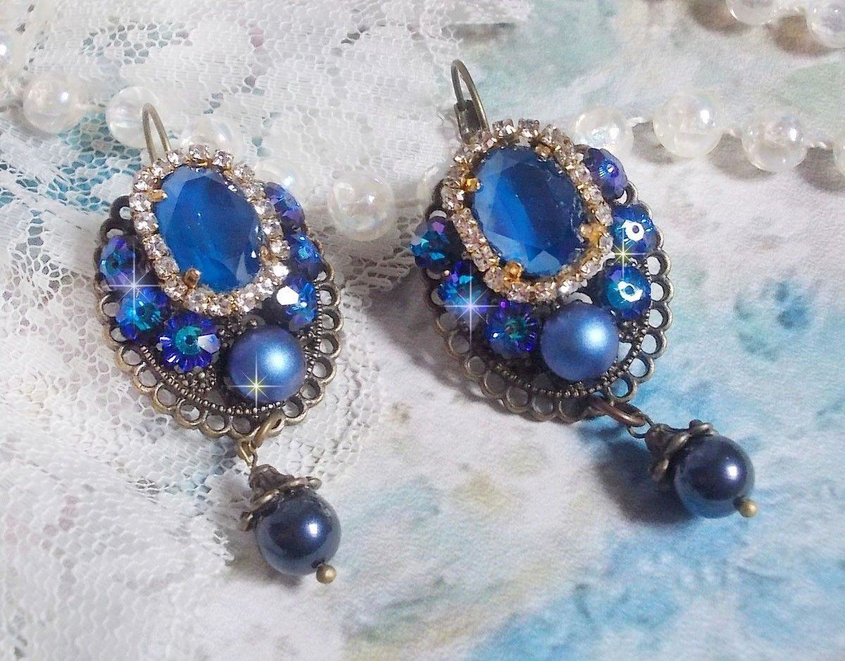 BO Leila criada com cabochons de cristal Royal Blue Swarovski, contas de pérolas redondas, corrente de rhinestone, flores de cristal e vários acessórios 
