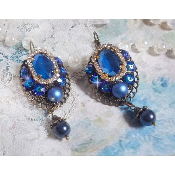 BO Leila criada com cabochons de cristal Royal Blue Swarovski, contas de p&eacute;rolas redondas, corrente de rhinestone, flores de cristal e v&aacute;rios acess&oacute;rios 