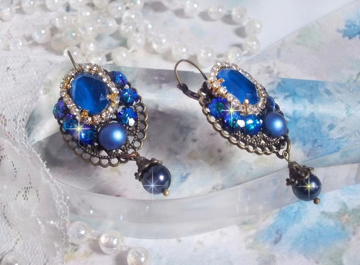 BO Leila criada com cabochons de cristal Royal Blue Swarovski, contas de pérolas redondas, corrente de rhinestone, flores de cristal e vários acessórios 