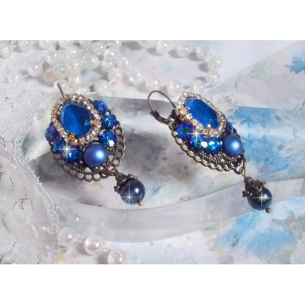 BO Leila criada com cabochons de cristal Royal Blue Swarovski, contas de p&eacute;rolas redondas, corrente de rhinestone, flores de cristal e v&aacute;rios acess&oacute;rios 