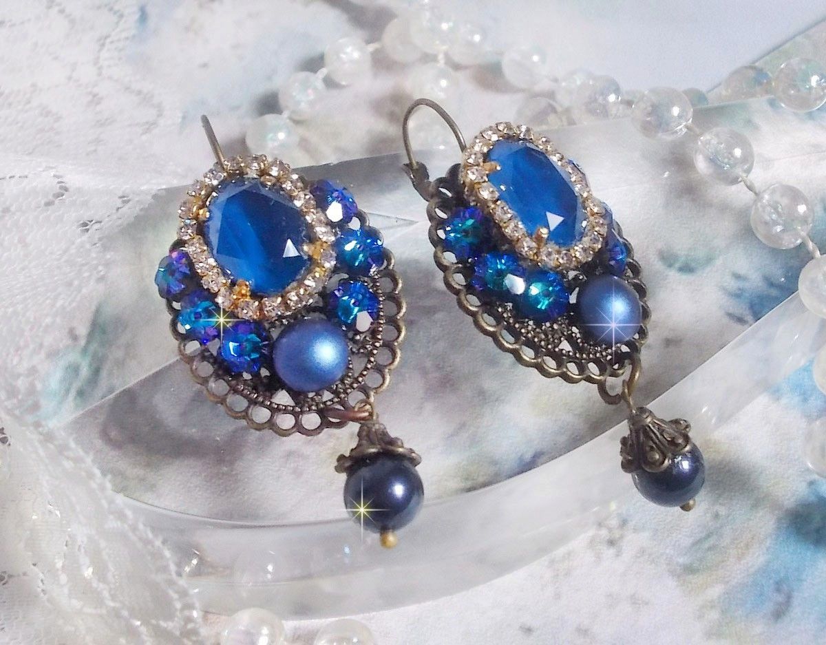 BO Leila criada com cabochons de cristal Royal Blue Swarovski, contas de pérolas redondas, corrente de rhinestone, flores de cristal e vários acessórios 