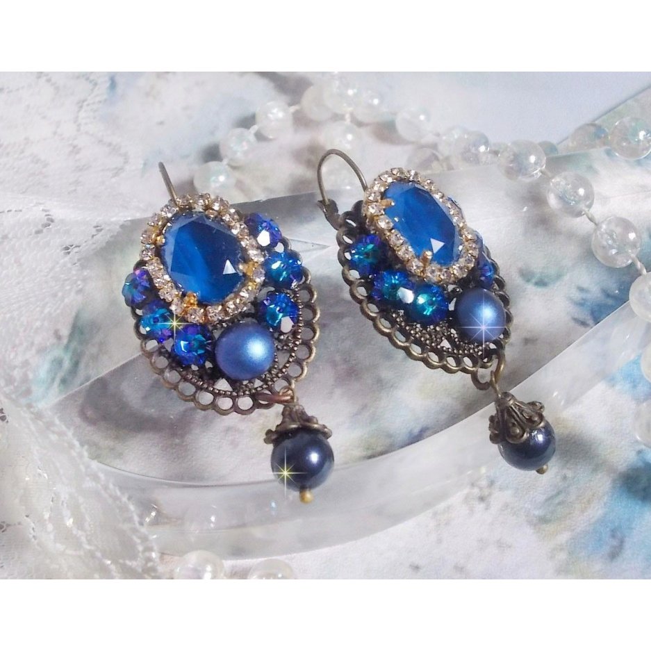 BO Leila criada com cabochons de cristal Royal Blue Swarovski, contas de pérolas redondas, corrente de rhinestone, flores de cristal e vários acessórios 