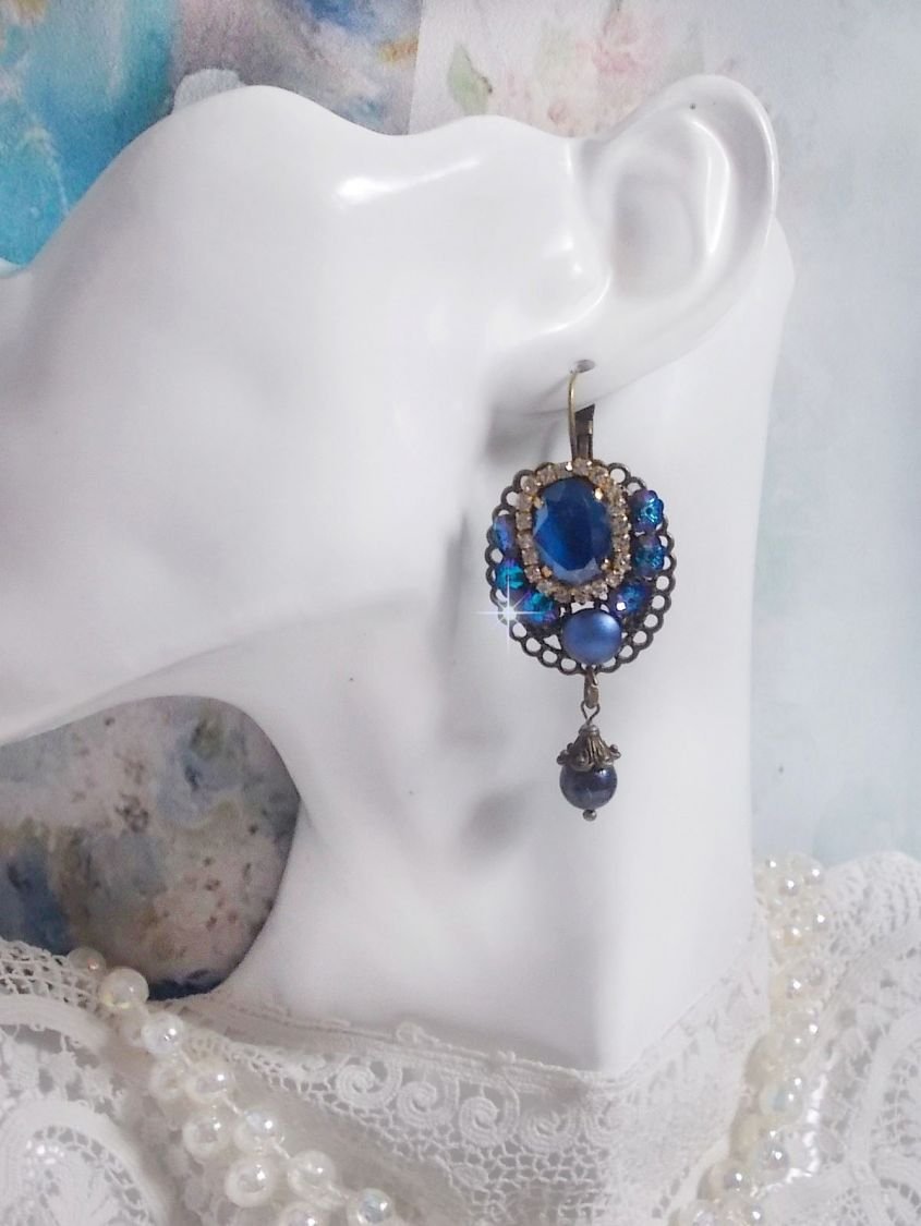 BO Leila criada com cabochons de cristal Royal Blue Swarovski, contas de pérolas redondas, corrente de rhinestone, flores de cristal e vários acessórios 