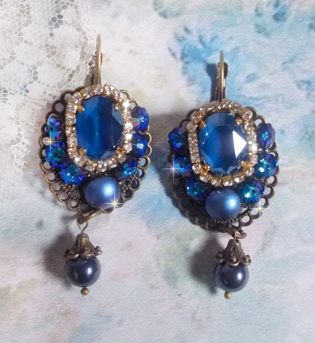 BO Leila criada com cabochons de cristal Royal Blue Swarovski, contas de pérolas redondas, corrente de rhinestone, flores de cristal e vários acessórios 