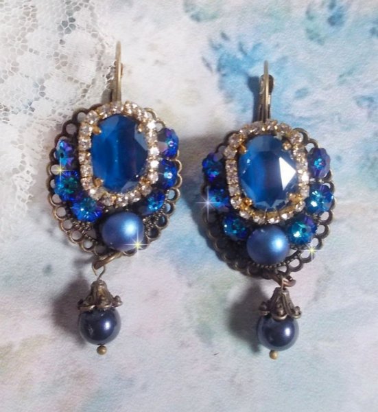 BO Leila criada com cabochons de cristal Royal Blue Swarovski, contas de p&eacute;rolas redondas, corrente de rhinestone, flores de cristal e v&aacute;rios acess&oacute;rios 