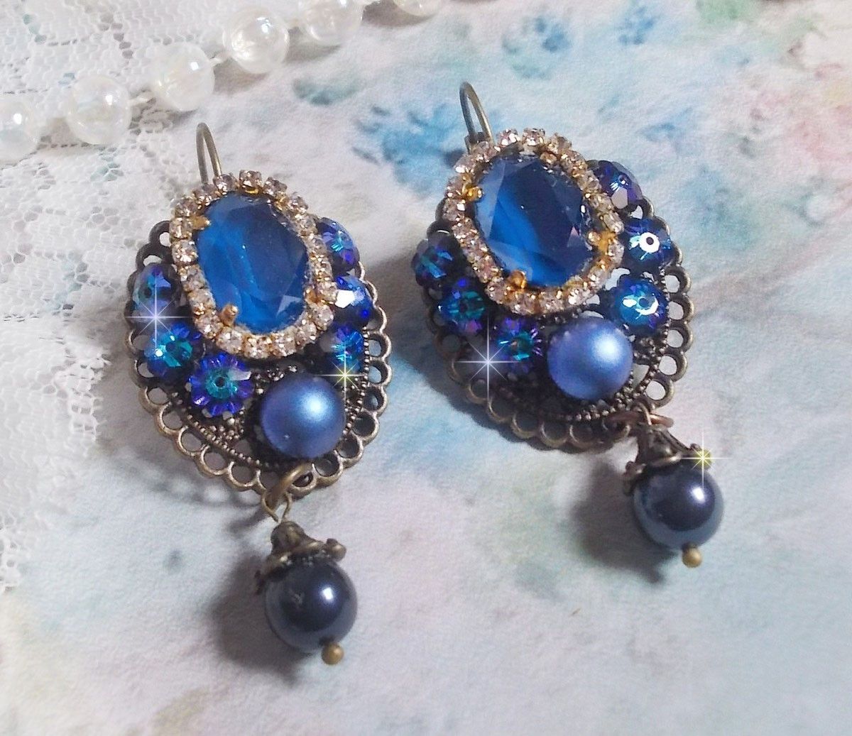 BO Leila criada com cabochons de cristal Royal Blue Swarovski, contas de pérolas redondas, corrente de rhinestone, flores de cristal e vários acessórios 
