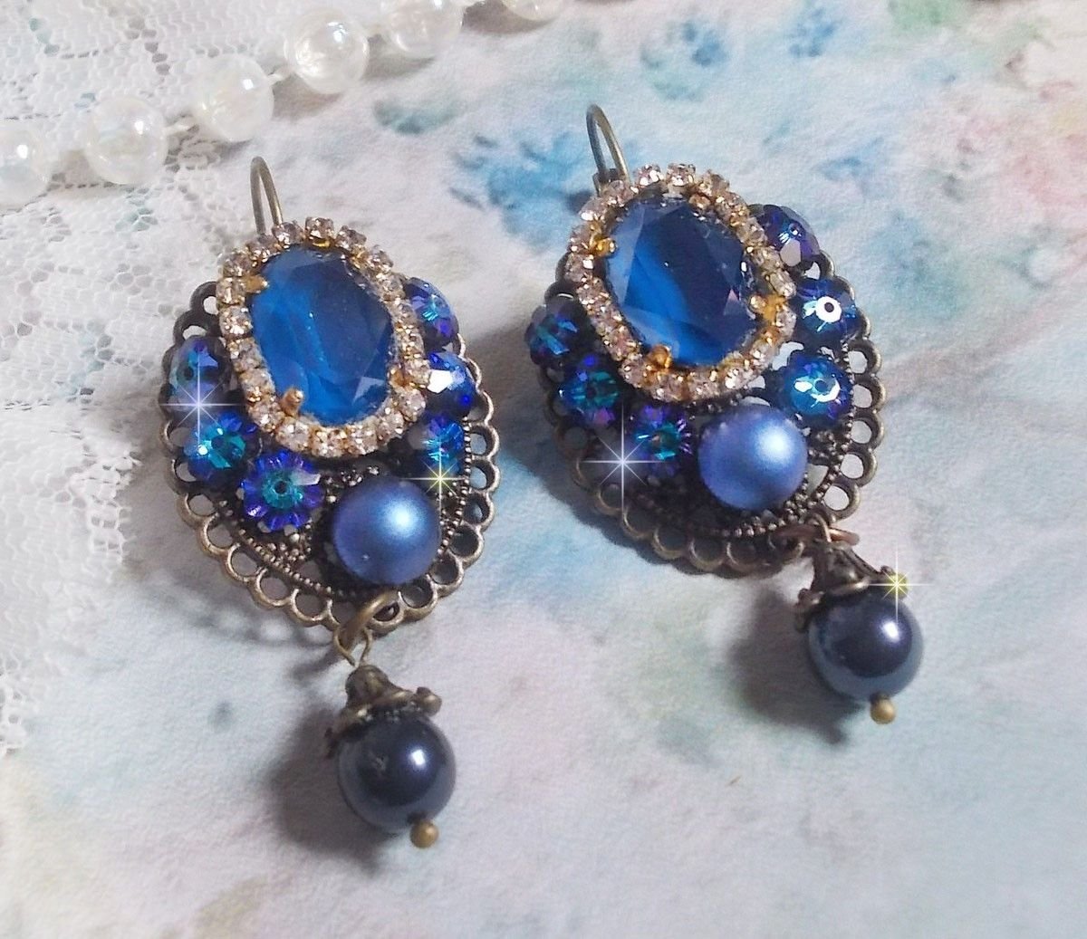 BO Leila criada com cabochons de cristal Royal Blue Swarovski, contas de pérolas redondas, corrente de rhinestone, flores de cristal e vários acessórios 