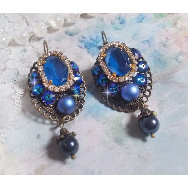 BO Leila criada com cabochons de cristal Royal Blue Swarovski, contas de p&eacute;rolas redondas, corrente de rhinestone, flores de cristal e v&aacute;rios acess&oacute;rios 