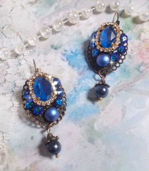 BO Leila criada com cabochons de cristal Royal Blue Swarovski, contas de p&eacute;rolas redondas, corrente de rhinestone, flores de cristal e v&aacute;rios acess&oacute;rios 