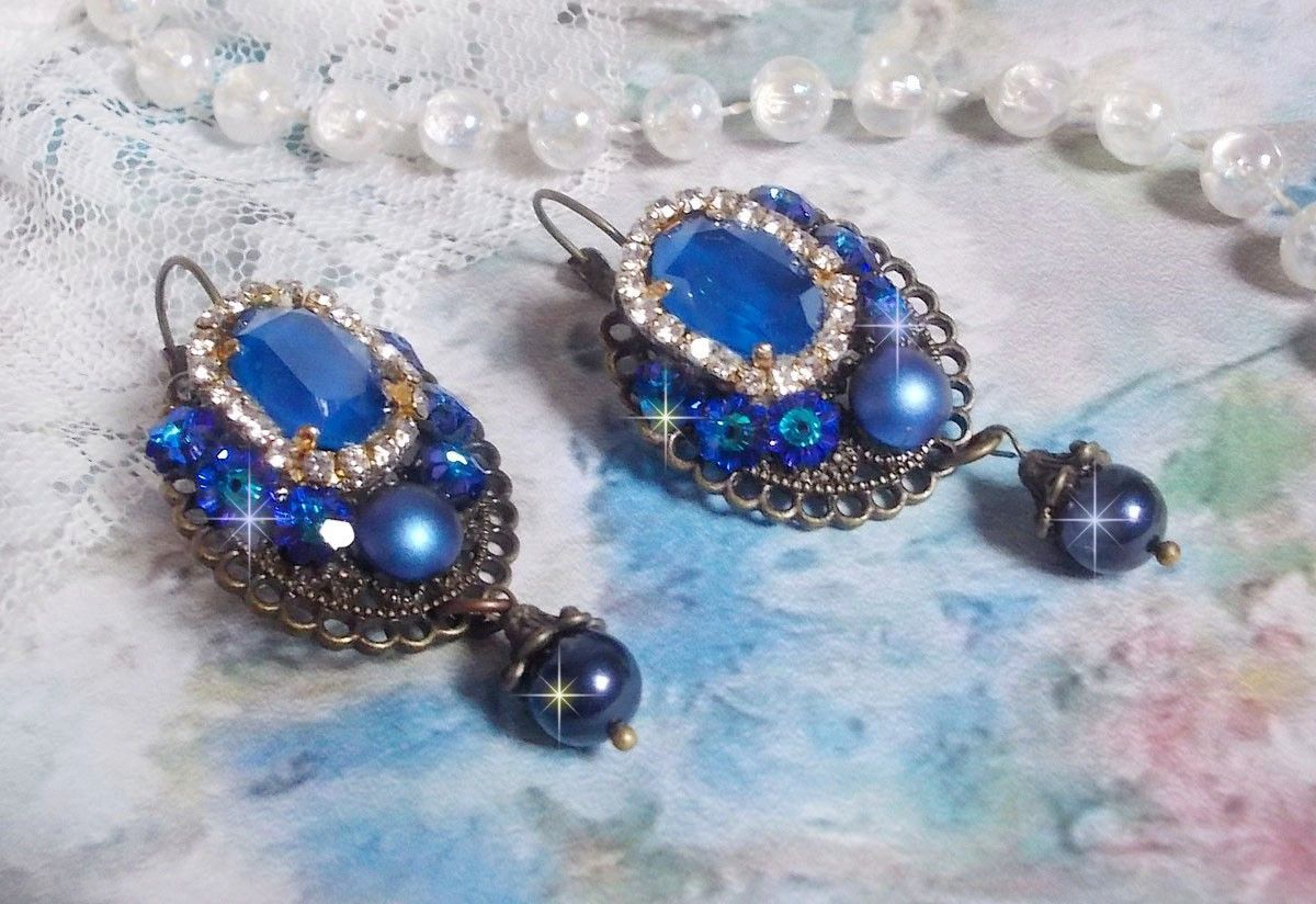 BO Leila criada com cabochons de cristal Royal Blue Swarovski, contas de pérolas redondas, corrente de rhinestone, flores de cristal e vários acessórios 