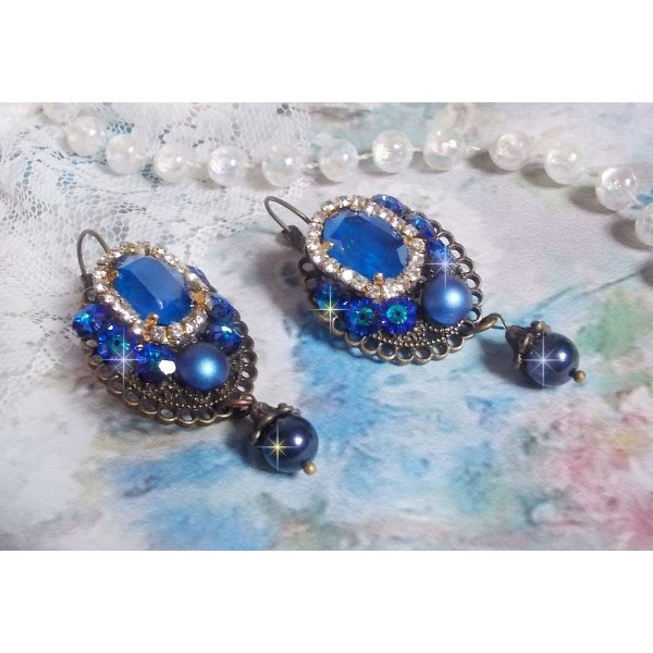 BO Leila criada com cabochons de cristal Royal Blue Swarovski, contas de p&eacute;rolas redondas, corrente de rhinestone, flores de cristal e v&aacute;rios acess&oacute;rios 