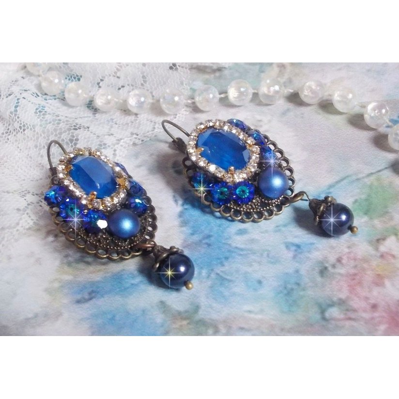 BO Leila criada com cabochons de cristal Royal Blue Swarovski, contas de pérolas redondas, corrente de rhinestone, flores de cristal e vários acessórios 