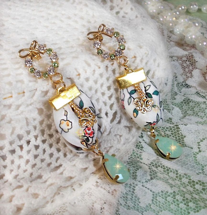 BO Liberty Flowers criado com cabochons de cristal Opal; brincos banhados a ouro e vários acessórios