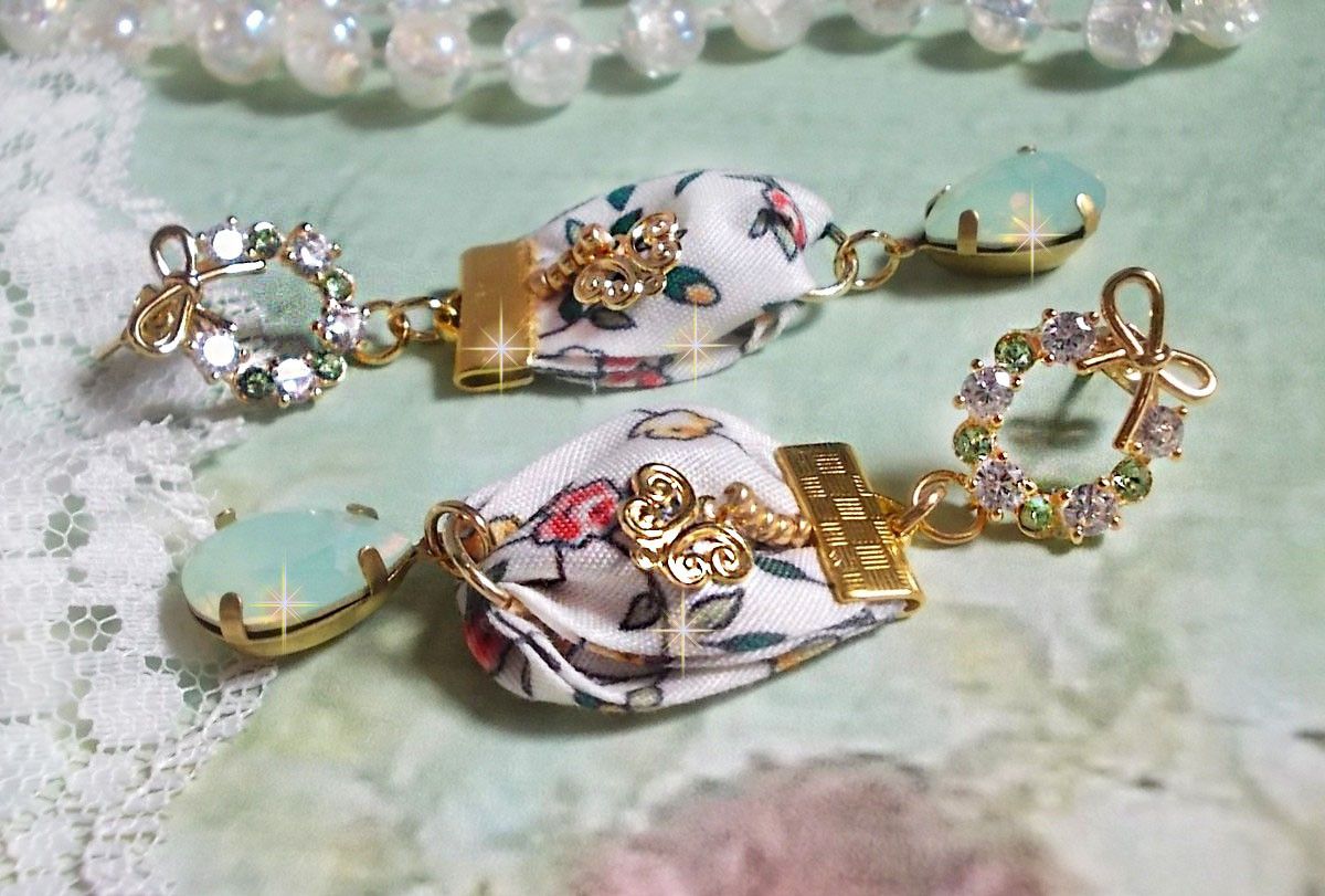 BO Liberty Flowers criado com cabochons de cristal Opal; brincos banhados a ouro e vários acessórios
